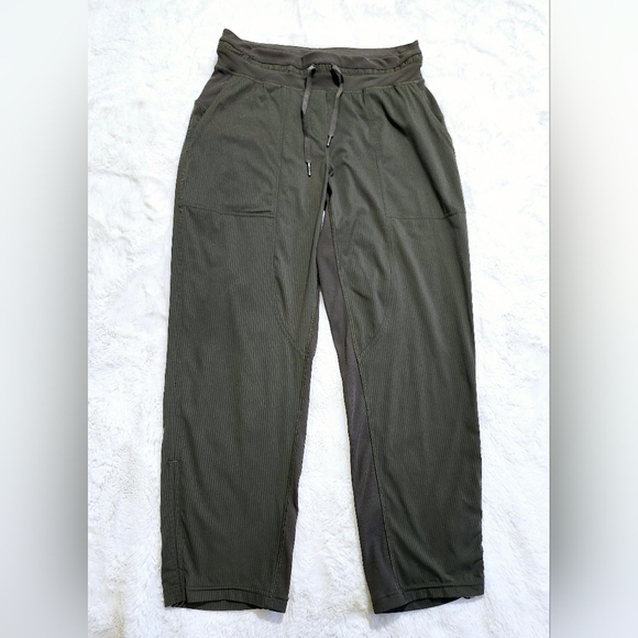 Lululemon Dance Studio Crop II *Unlined 20" Dark Olive. Size 6 - Picture 9 of 16